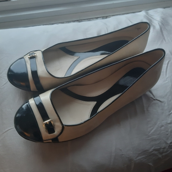 Naturalizer beige and black flats with gold strap - Picture 1 of 14